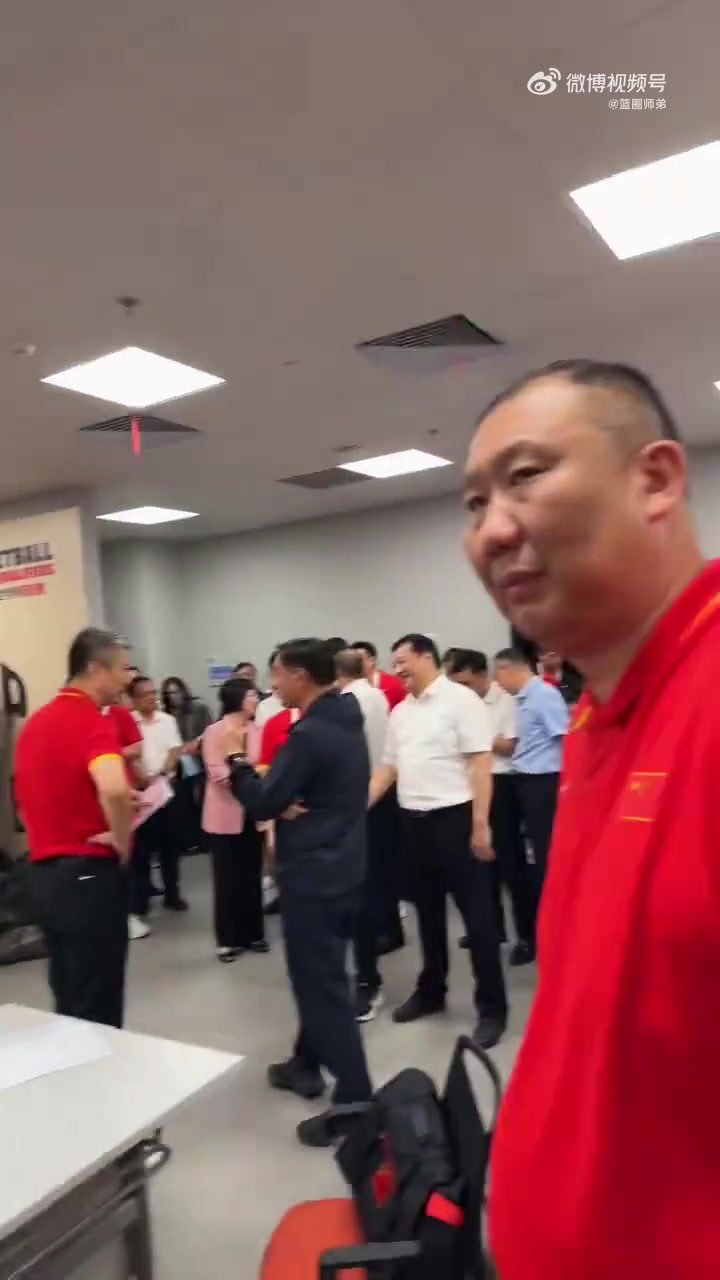 王治郅更衣室诚心发问赵继伟：你那球咋传的？我看着你都要丢了
