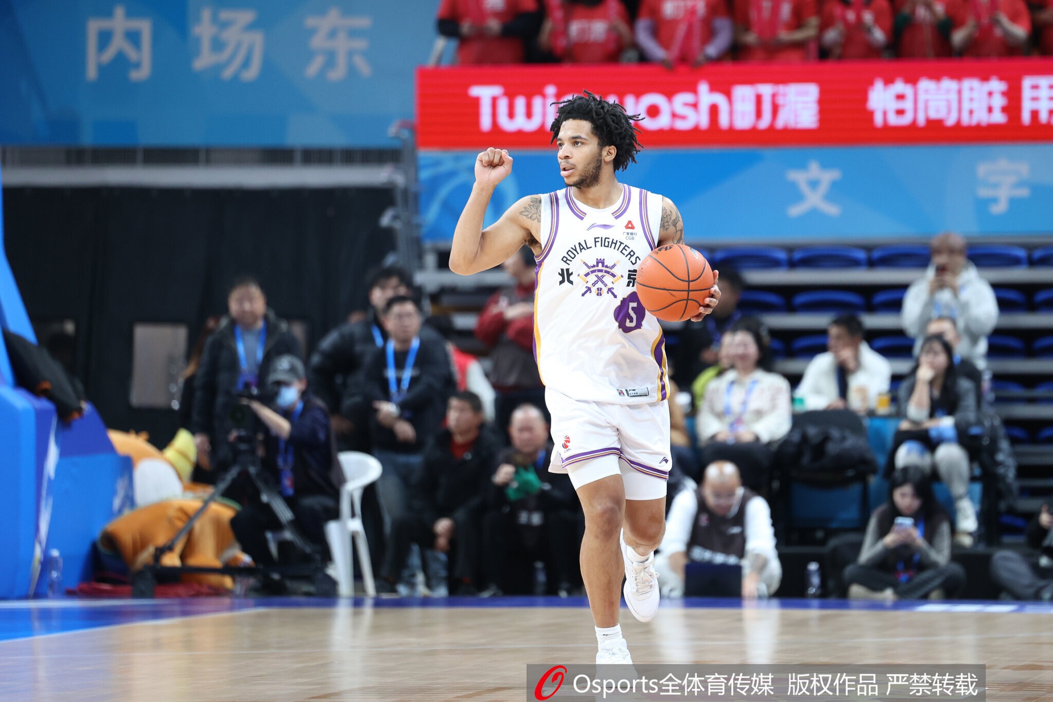 76人和小尼尔森签下Exhibit 10合同 他的父亲是球队运营副总裁